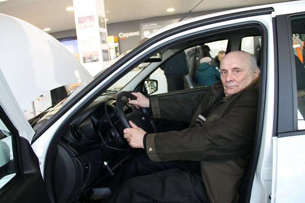 Пострадавшему на производстве амчанину вручили автомобиль