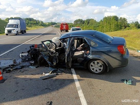 На орловской трассе жестко столкнулись внедорожник и легковушка На орловской трассе жестко столкнулись внедорожник и легковушка