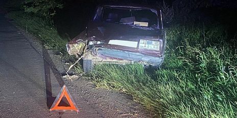 Несовершеннолетний мотоциклист врезался в стоящий на проезжей части ВАЗ