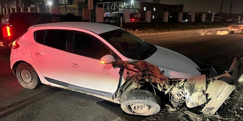 В Орле водитель «Рено» протаранил дорожное ограждение