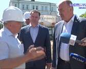 Движение будет в три полосы в каждую сторону. По одной из них займут трамвайные пути. Депутаты и журналисты оценили ход работ на Красном мосту в Орле