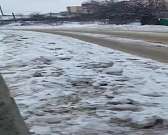На ул. Лужковской в Орле снег с дороги свалили на тротуар. Видео