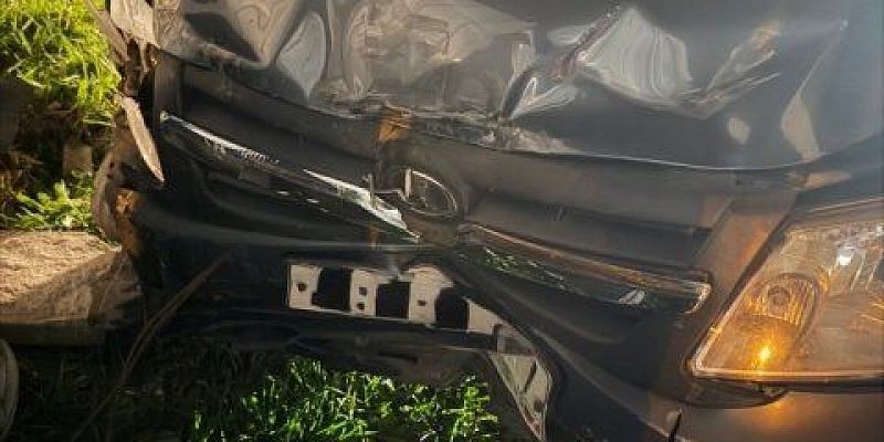 Накануне "Lada Granta" снесла забор 