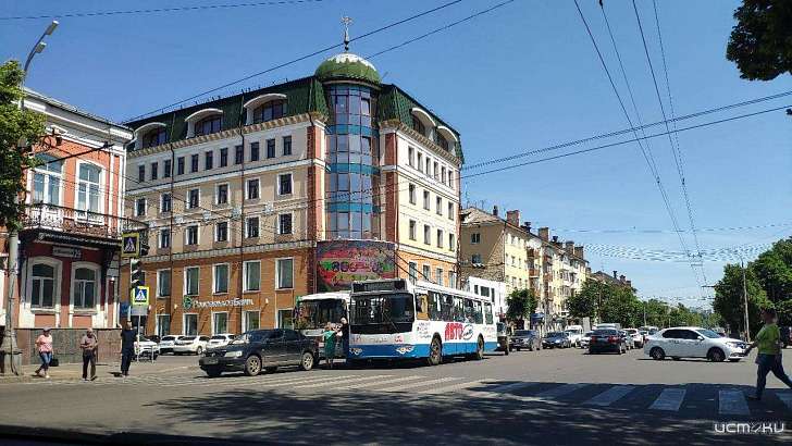 Фотофакт: в Орле маршрутка собрала пробку, «догнав» попутную иномарку