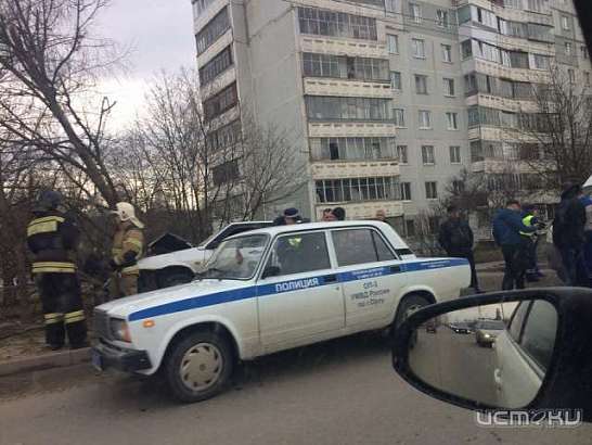 В Орле «девятка» влетела в дерево в районе Северного рынка