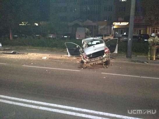 В Орле "Рено Меган" врезался в опору ЛЭП