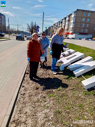 Орловчане облагородили территорию у памятника летчикам