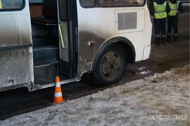 В Орле 37-летнюю женщину увезли в больницу после падения в маршрутке
