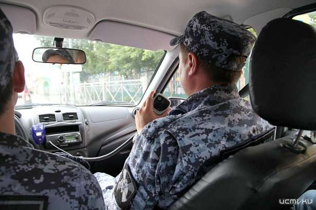 Орловчанин в ходе словесного конфликта избил охранника супермаркета