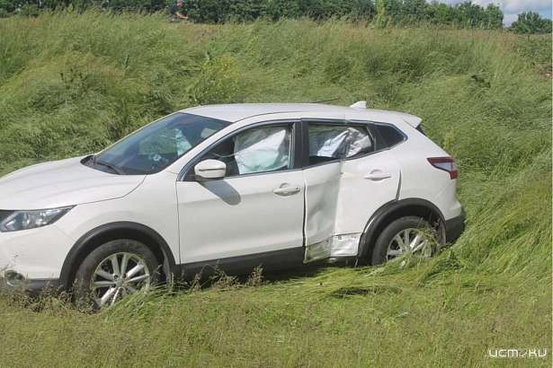 На Орловщине кроссовер при обгоне столкнулся с крупным грузовиком