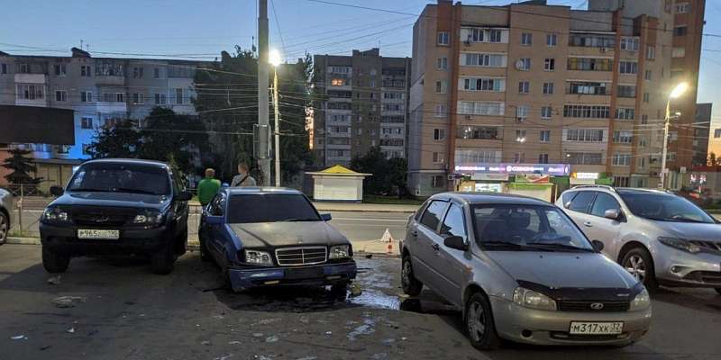 Ночью в Орле пьяный водитель «Мерседеса» протаранил бордюр и два авто