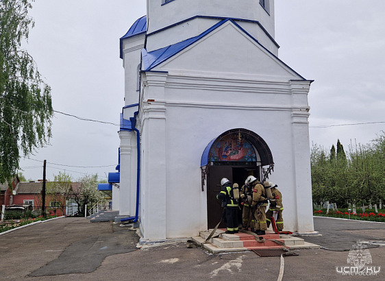 Глазуновские огнеборцы провели учение на территории храма 