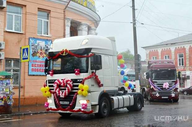 В Ливнах молодожены приехали в ЗАГС на грузовиках