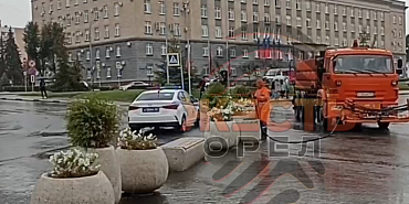 цветы Спецавтобаза Орловские коммунальщики поливали клумбы в ливень