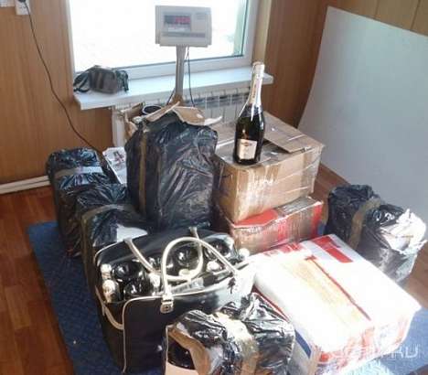 На таможне были задержаны литры мартини и сотни луз для бильярдного стола 