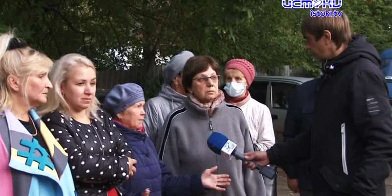 В пору «Титаник» запускать. Дорога и протекающая 4 года крыша вынудила жителей дома №1 на улице Андрианова обратиться в нашу редакцию. До этого они об...