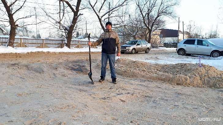 «Устал смотреть»: не дожидаясь коммунальщиков, орловчанин расчистил въезд во двор многоэтажки