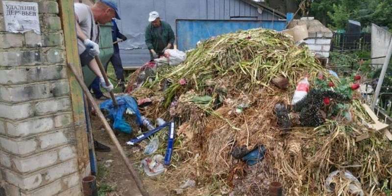 «Аврора» начала вывозить мусор с орловских кладбищ