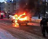 ВИДЕО: в Орле посреди дороги загорелась иномарка