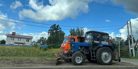 Обочину улицы Генерала Родина в Орле приводят в порядок, удаляя лишнюю землю возле бордюров
