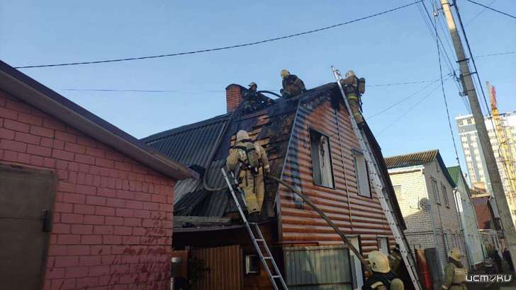 В Орле пожарным пришлось вскрыть кровлю, чтобы потушить чердак дома