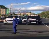 Видео: орловские молодожены перекрыли полосу движения на Тургеневском мосту