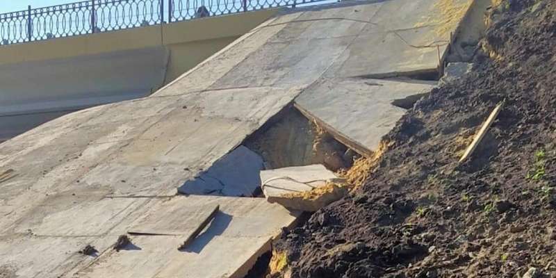 За месяц до окончания ремонта мост Дружбы в Орле «немного разрушился»