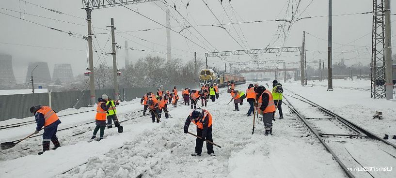 Более 7 тысяч кубометров снега убрали железнодорожники за минувшие сутки в Орловской области