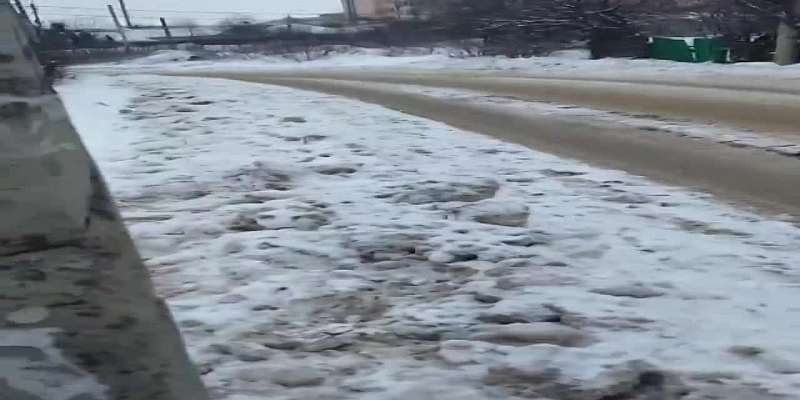 На ул. Лужковской в Орле снег с дороги свалили на тротуар. Видео