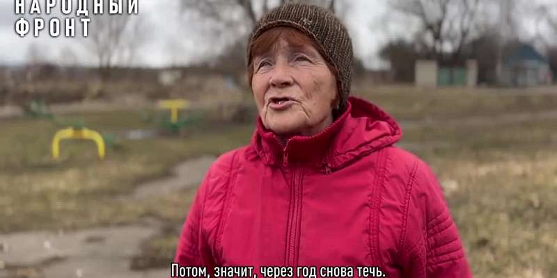 Квартиры жителей посёлка Бунинский в Урицком районе затапливают ручьи воды