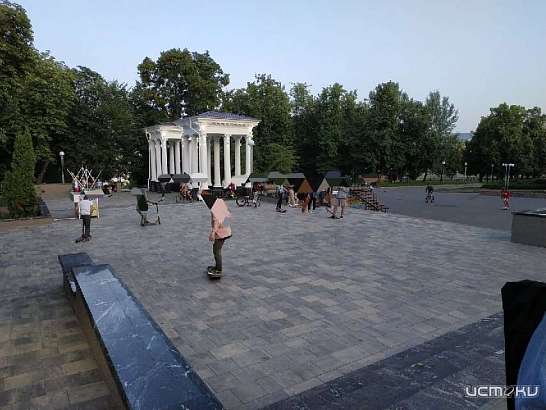 Орловчане жалуются на скейтеров, катающихся при входе в горпарк