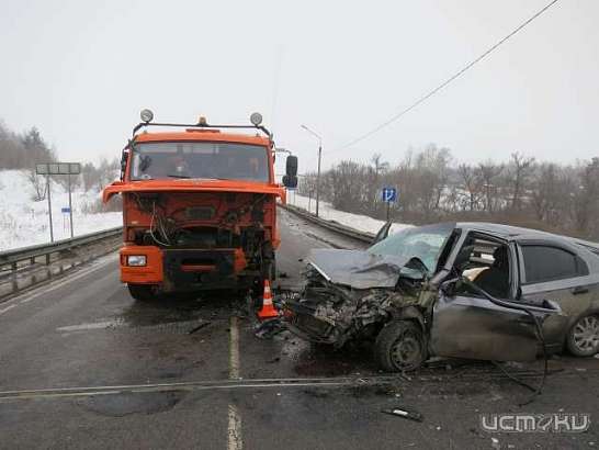 В Орловской области Шевроле Авео столкнулся с КАМАЗом. Водитель «легковушки» госпитализирован
