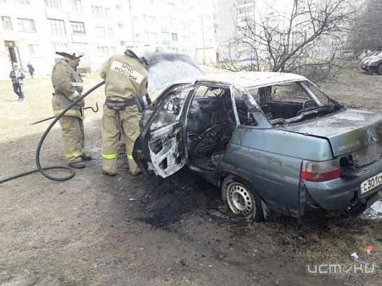 Из-за поджога во Мценске от огня пострадали пять автомобилей Из-за поджога во Мценске от огня пострадали пять автомобилей