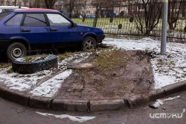 Орловчане стали часто парковать свои авто на газонах у входа в парк Победы. Всем нарушителям грозят штрафы