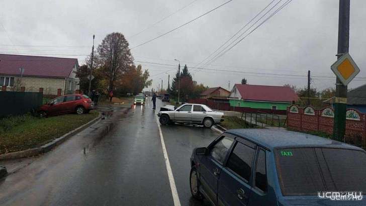 Женщина за рулем «Ситроена» устроила ДТП во Мценске: двое пострадали