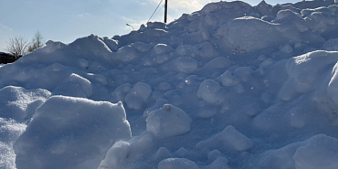 Водителя эскаватора-погрузчика будут судить  за то, что убирая снег, не заметил женщину