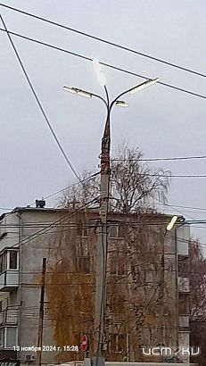  "Лампы дневного света, поэтому они днём и горят"? Орловчанин прислал нам в редакцию фотографии