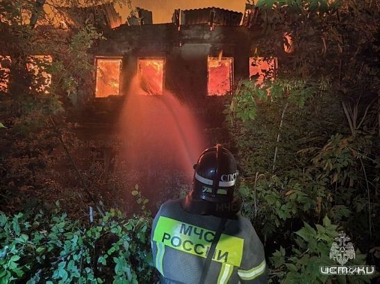 Ночью в Орле полыхал расселенный дом