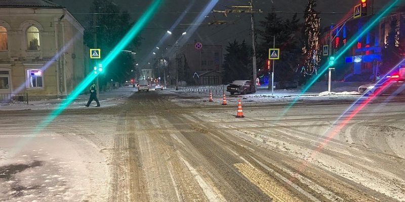 Ночью в Орле водитель БМВ врезался в легковушку и скрылся