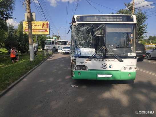В Орле столкнулись два пассажирских автобуса. Есть пострадавшие