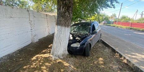 В Ливенском районе "Лада Калина“ врезалась в дерево