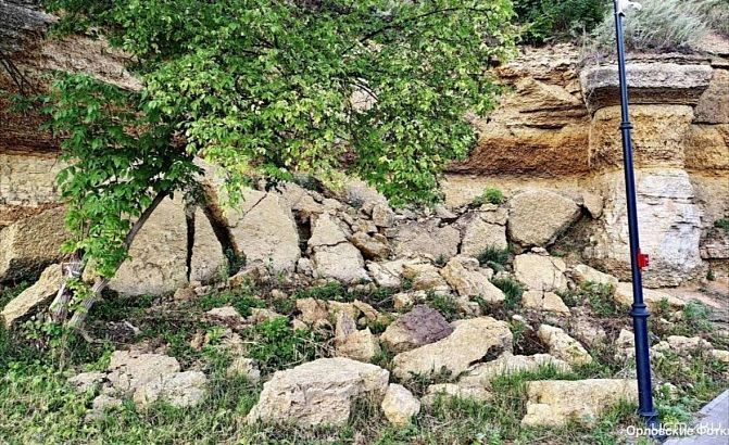 На Дворянке убрали ограждение и ленту вокруг ямы — орловчане гадают, безопасно ли теперь гулять