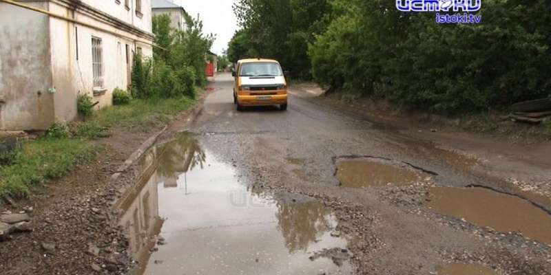 Новые технологии орловских дорожников: вместо битума и асфальта ямы заделали строительным мусором 