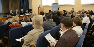 Самая сложная ситуация с блокировкой счетов сложилась в школах и детсадах Орла. Это лишает их возможности участвовать в грантовых конкурсах.