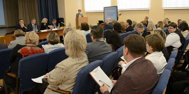 Самая сложная ситуация с блокировкой счетов сложилась в школах и детсадах Орла. Это лишает их возможности участвовать в грантовых конкурсах.