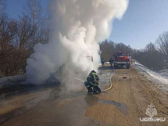 На Орловской автодороге «Хотынец-Льгов» во время движения загорелось авто На Орловской автодороге «Хотынец-Льгов» во время движения загорелось авто
