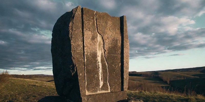 Гранит как вечный материал: почему именно он стал стандартом для памятников в России