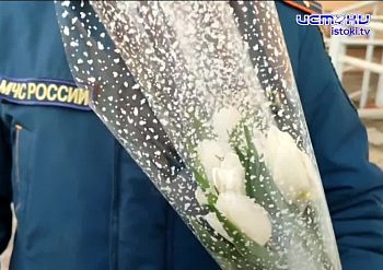 Двойная миссия: накануне 8 Марта орловские спасатели провели рейд и поздравили женщин с праздником.