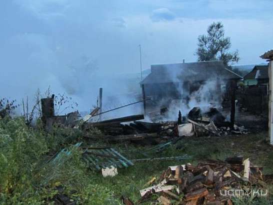 В Дмитровском районе сгорела хозпостройка