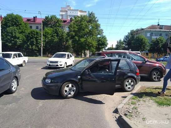 ДТП в Орле: пенсионерка на кроссовере не пропустила автомобиль